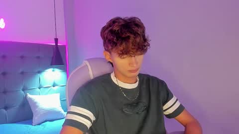 nicolasferrer18 online show from 12/01/25, 07:30