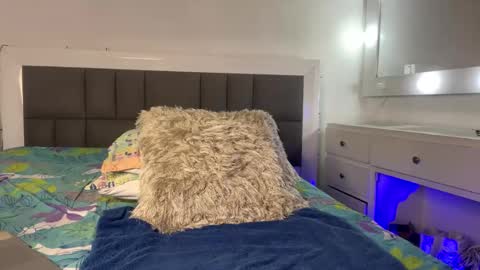 Snapshot of nicolaskan chatting on 10/23/25, 02:05 Nicolas online show from 10/23/25, 02:05