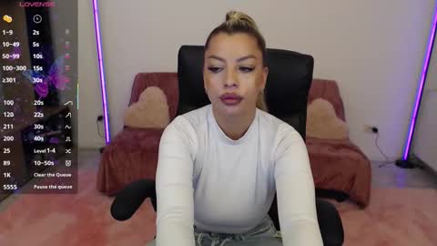 Snapshot of nicole___19 chatting on 09/25/25, 05:05 Nico online show from 09/25/25, 05:05