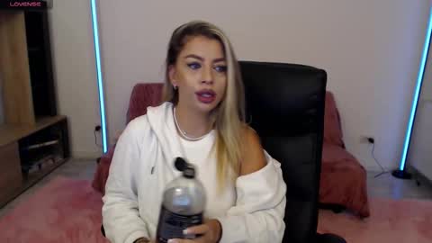 Snapshot of nicole___19 chatting on 10/04/25, 05:55 Nico online show from 10/04/25, 05:55