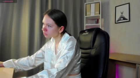 Snapshot of nicole_charm chatting on 03/05/25, 08:10 GMT7TueWedThSu 0300am-0900am. Sa 1000am-0400pm online show from 03/05/25, 08:10