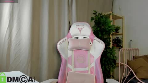 Snapshot of nicole_charm chatting on 10/06/25, 08:06 GMT7TueWedThSu 0300am-0900am. Sa 1000am-0400pm online show from 10/06/25, 08:06