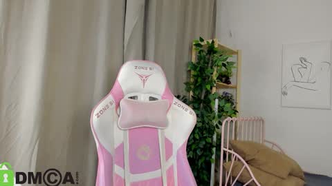 Snapshot of nicole_charm chatting on 10/21/25, 08:20 GMT7TueWedThSu 0300am-0900am. Sa 1000am-0400pm online show from 10/21/25, 08:20