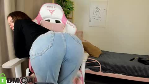 Snapshot of nicole_charm chatting on 10/26/25, 08:04 GMT7TueWedThSu 0300am-0900am. Sa 1000am-0400pm online show from 10/26/25, 08:04