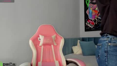 Snapshot of nicole_charm chatting on 12/15/25, 12:04 GMT7TueWedThSu 0300am-0900am. Sa 1000am-0400pm online show from 12/15/25, 12:04