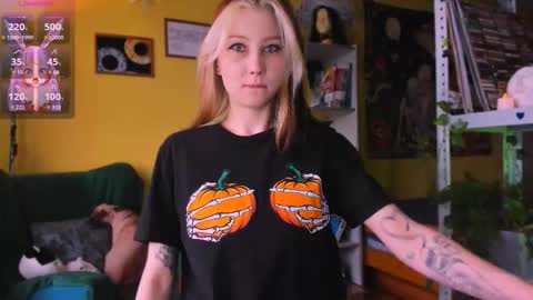 Snapshot of nicole_matt chatting on 10/26/25, 11:38 Nicole online show from 10/26/25, 11:38