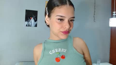 Snapshot of nicole_mayer01 chatting on 10/15/25, 11:21 nicole_mayer01 online show from 10/15/25, 11:21