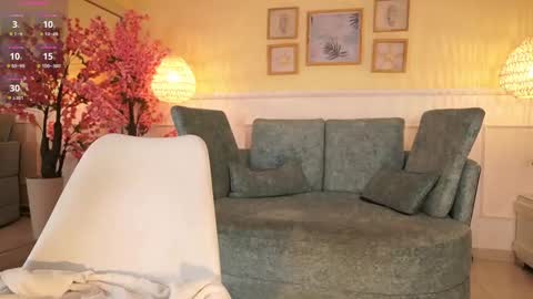 Nicole Crawft online show from 11/08/25, 07:23