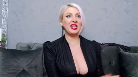 Snapshot of nicoledom chatting on 02/28/25, 02:09 Nicole Domme online show from 02/28/25, 02:09