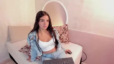 Snapshot of nicolee_blair chatting on 07/06/26, 11:29 Nicole online show from 07/06/26, 11:29