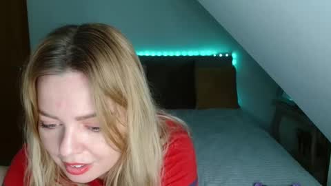 Snapshot of nicolelinharts chatting on 12/16/24, 07:10 Birthday online show from 12/16/24, 07:10