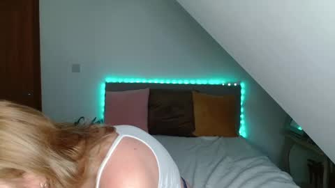 Snapshot of nicolelinharts chatting on 12/21/24, 08:43 Birthday online show from 12/21/24, 08:43