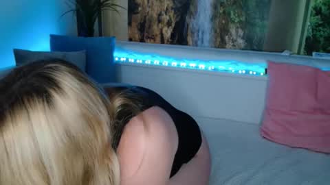 Snapshot of nicolelinharts chatting on 10/22/25, 08:08 Birthday online show from 10/22/25, 08:08