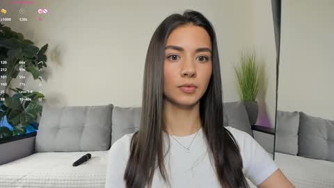 Snapshot of nicoleluuv chatting on 12/04/24, 01:09 Dua Lipa online show from 12/04/24, 01:09