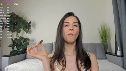 Snapshot of nicoleluuv chatting on 12/18/24, 04:28 Dua Lipa online show from 12/18/24, 04:28