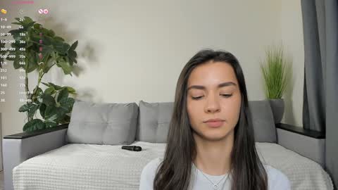 Snapshot of nicoleluuv chatting on 12/20/24, 04:14 Dua Lipa online show from 12/20/24, 04:14