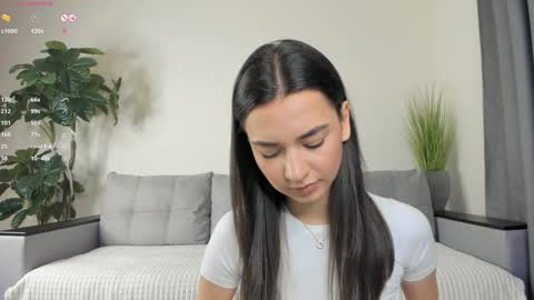Snapshot of nicoleluuv chatting on 01/12/25, 01:05 Dua Lipa online show from 01/12/25, 01:05