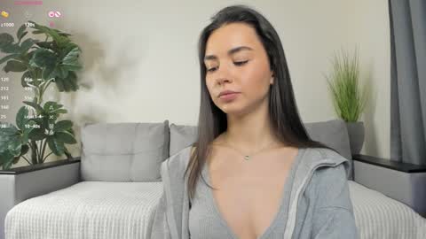 Snapshot of nicoleluuv chatting on 01/16/25, 01:04 Dua Lipa online show from 01/16/25, 01:04