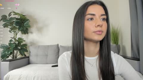 Snapshot of nicoleluuv chatting on 01/19/25, 01:01 Dua Lipa online show from 01/19/25, 01:01