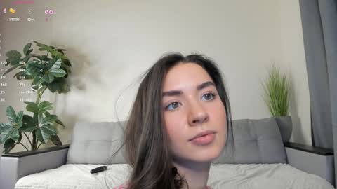 Snapshot of nicoleluuv chatting on 02/06/25, 07:18 Dua Lipa online show from 02/06/25, 07:18