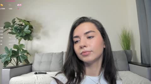Snapshot of nicoleluuv chatting on 02/07/25, 04:14 Dua Lipa online show from 02/07/25, 04:14