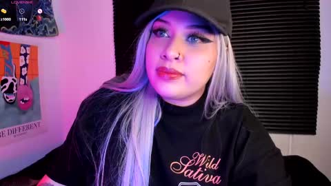 Snapshot of nicoleozzyy chatting on 02/22/25, 03:23 Nico online show from 02/22/25, 03:23