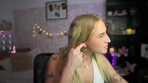 Snapshot of nicolette__shea_ chatting on 03/06/25, 02:51 nicolette__shea_ online show from 03/06/25, 02:51