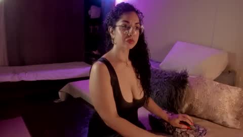 Snapshot of nicolle__smith_ chatting on 02/09/25, 01:22 Mrs Nicolle online show from 02/09/25, 01:22