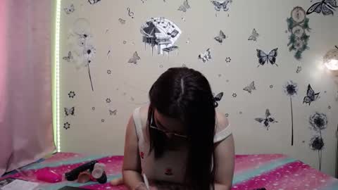 nicolle_sky online show from 10/17/25, 04:31