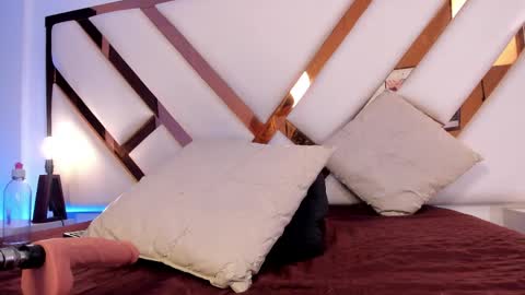 Nicolle  online show from 04/18/26, 07:58