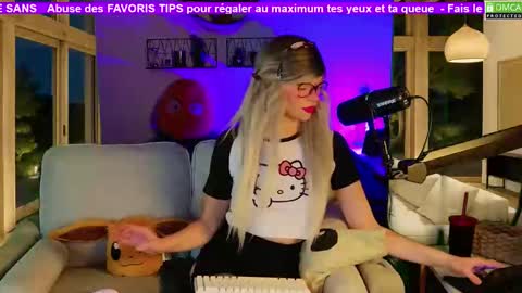 Snapshot of nikki_goldberg chatting on 11/12/25, 08:52 Kitty Chatte online show from 11/12/25, 08:52