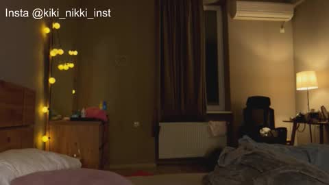 Snapshot of nikki_whatever chatting on 11/30/25, 04:11 nicolette online show from 11/30/25, 04:11