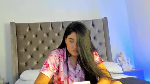 nikkibotero online show from 11/17/25, 06:46