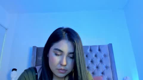 nikkibotero online show from 11/18/25, 06:34