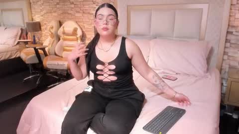 Snapshot of nikkyhearts chatting on 01/14/26, 12:44 Y E S I online show from 01/14/26, 12:44