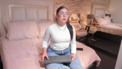 Snapshot of nikkyhearts chatting on 01/15/26, 12:43 Y E S I online show from 01/15/26, 12:43