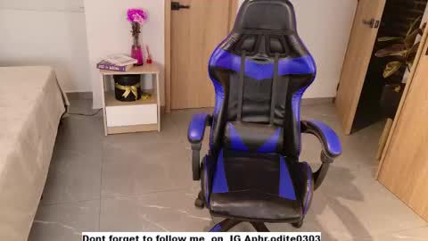 Snapshot of nikol_je chatting on 02/24/25, 08:47 Nicole cam online show from 02/24/25, 08:47