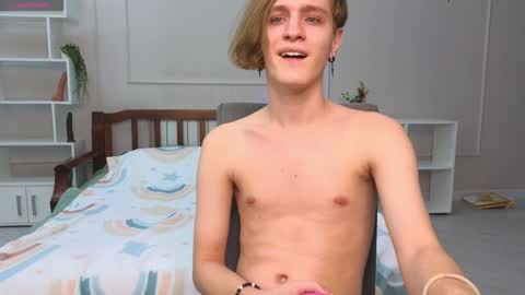 Snapshot of nikompell chatting on 01/01/25, 01:47 niko online show from 01/01/25, 01:47