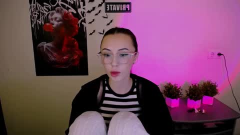 Snapshot of nikonara_ chatting on 03/12/25, 06:33 nikonara_ online show from 03/12/25, 06:33