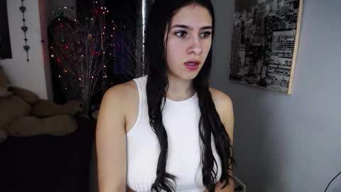 Snapshot of nina_smalls chatting on 12/17/25, 12:33 Nina online show from 12/17/25, 12:33
