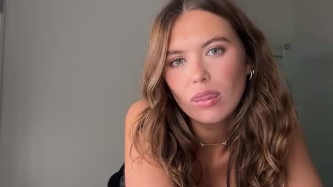 Snapshot of ninanoell chatting on 11/08/25, 12:44 Nina online show from 11/08/25, 12:44