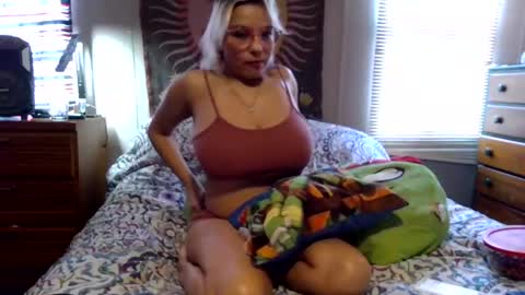 Snapshot of ninarei17 chatting on 02/17/25, 05:32 Nina Rei online show from 02/17/25, 05:32