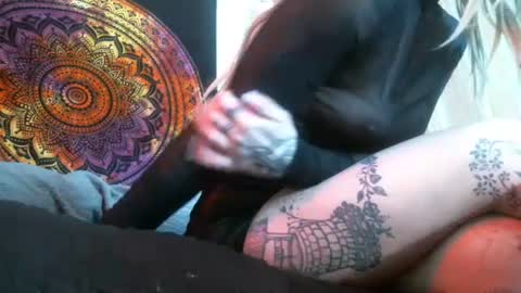 Snapshot of no_facequeen chatting on 01/22/25, 05:17 Leah online show from 01/22/25, 05:17