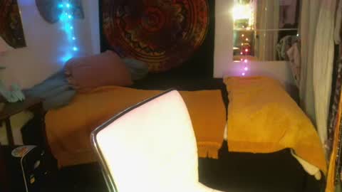 Snapshot of no_facequeen chatting on 02/21/25, 05:35 Leah online show from 02/21/25, 05:35