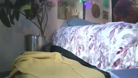 Snapshot of no_facequeen chatting on 09/08/25, 03:22 Leah online show from 09/08/25, 03:22