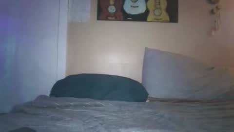 Snapshot of no_facequeen chatting on 10/07/25, 04:31 Leah online show from 10/07/25, 04:31