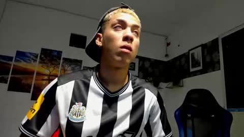 noah_flynn1 online show from 10/28/25, 06:17