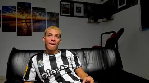 noah_flynn1 online show from 11/26/25, 06:36