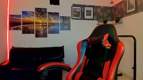 noah_flynn1 online show from 12/04/25, 12:03