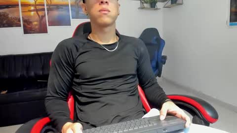 noah_flynn1 online show from 02/18/26, 09:27